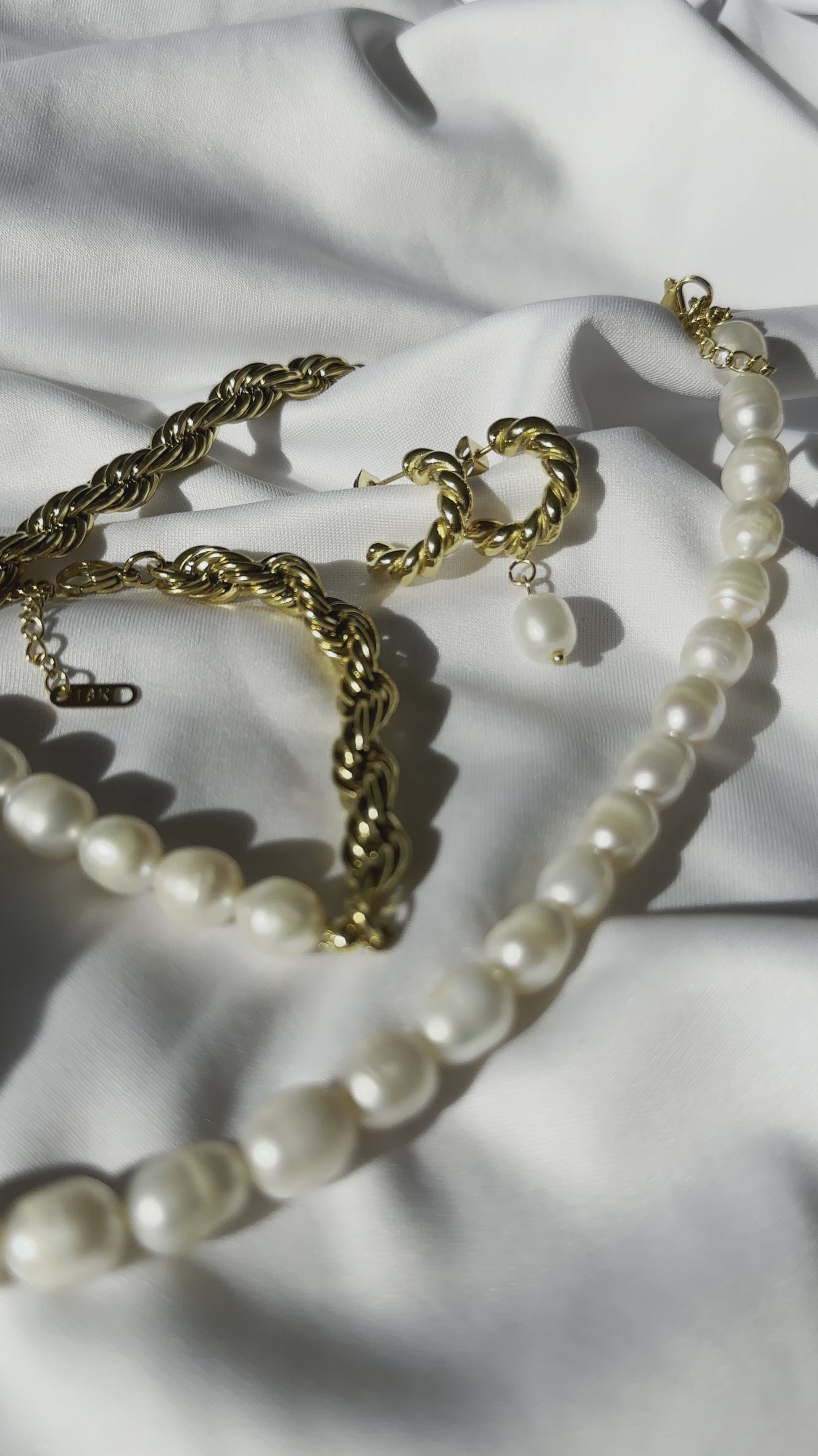 Collana twirl e perle di fiume